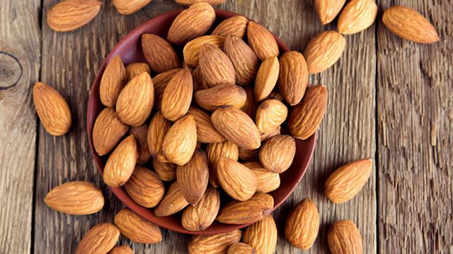 你应该每天吃杏仁的 6 个理由