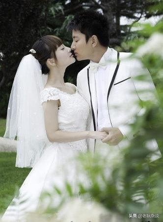 蒋小涵婚纱照成年后的蒋小涵嫁给了一个青梅竹马的玩伴,不是富商也不