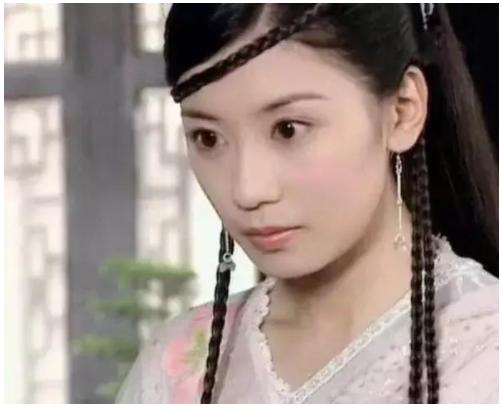 孙志浩:贾静雯女儿过16岁生日，生父孙志浩与后妈出镜，吻其脸颊显亲密
