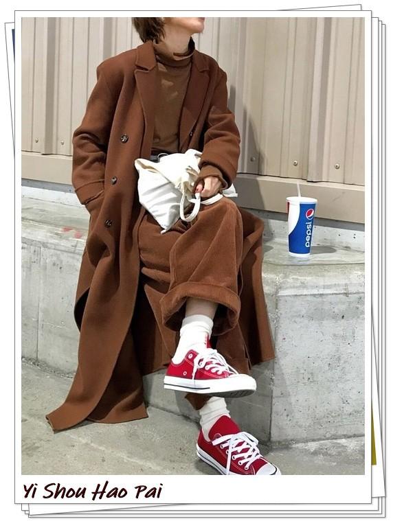 红鞋子搭配什么裤子好看（红色匡威鞋的秋冬穿搭27例）