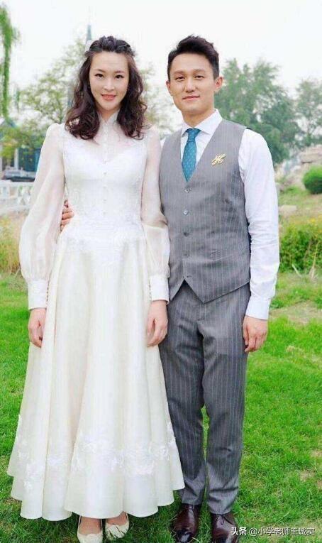 而惠若琪16岁入选国家队,22岁出任队长,25岁拿下奥运冠军,明明正在当