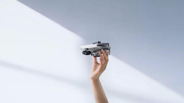 大疆吞下80%市场份额，多数友商转型，“会飞的相机”也内卷？