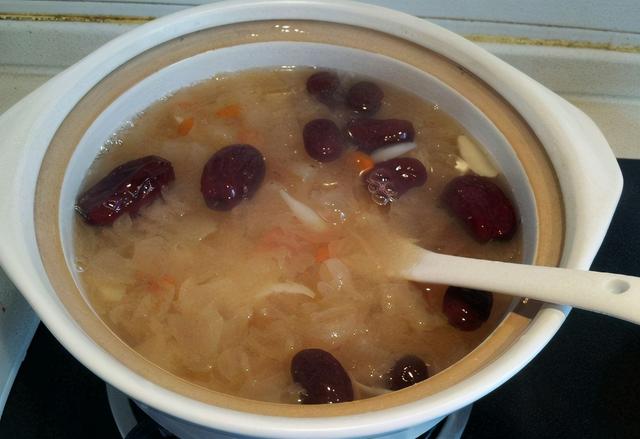 炖银耳汤的银耳需要泡发多久（煮银耳时不要只会泡发）(6)