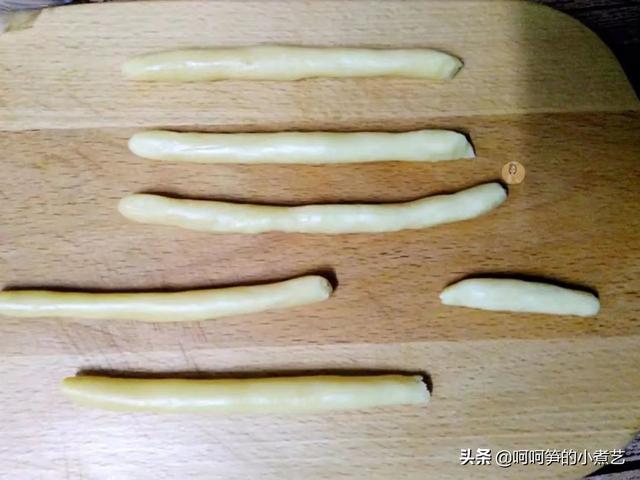 万圣节到了，胖胖的女巫手指饼干，好吃又有趣，和孩子一起过节