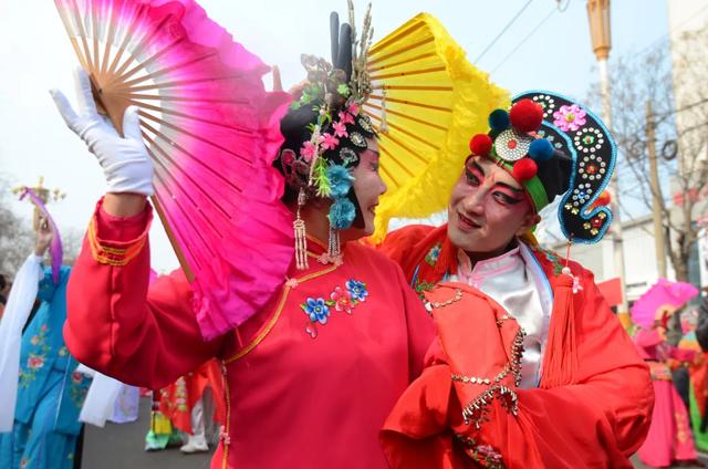 东北秧歌绕花组合视频乐亭地秧歌的传统表演方式