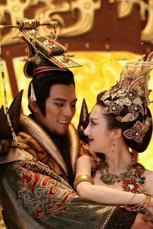 夏桀与妺喜两人经常一起饮酒作乐,醉生梦死,后来夏桀又有了岷山氏的两