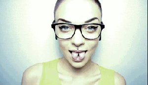 美女邪恶的动图GIF图片：妹子这分叉的舌头有什么用处？