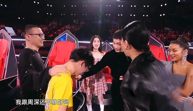 好声音 第二期 小周深 无视那英 跟一旁的李荣浩聊得很嗨 太阳信息网