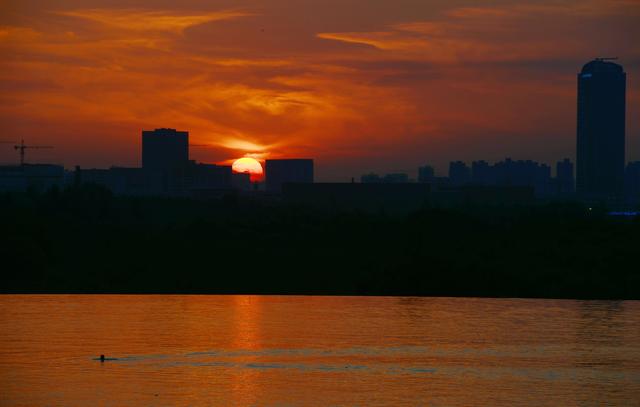 灞水边静候夕阳的静谧时光，晚霞映红的灿烂真美妙