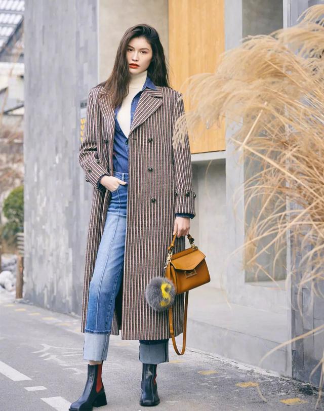 大衣配什么包好看(超长款呢子大衣搭配图片)
