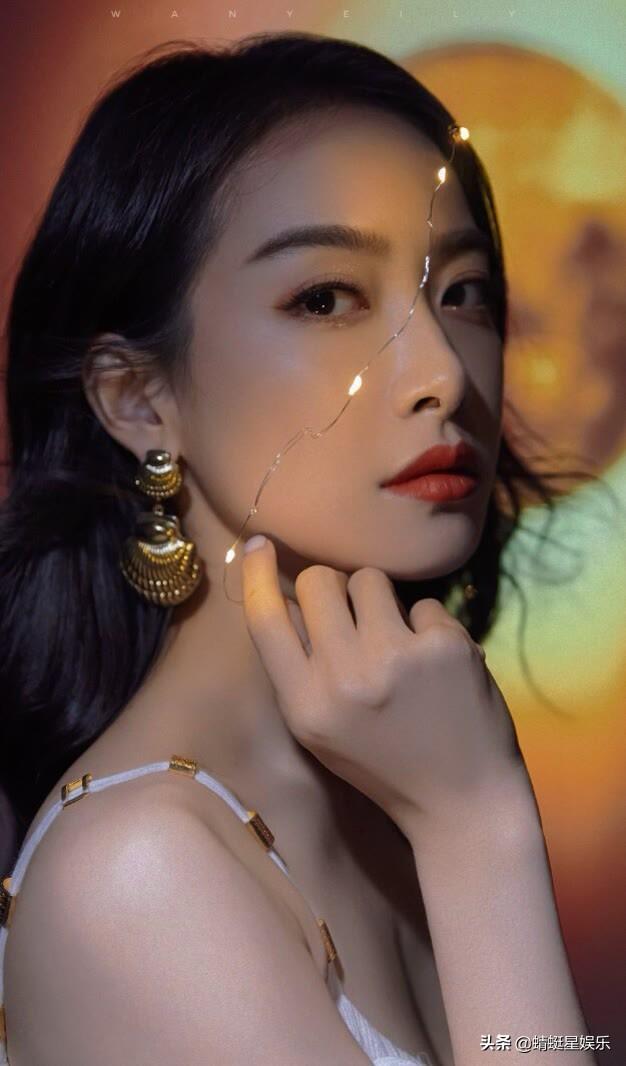 凤凰传奇玲花近照曝光 素颜白皙无皱纹 39岁真实自然 全网搜