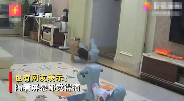 广东一1岁孩子狂哭不止，妈妈飞奔查看摔倒，网友：为母则刚