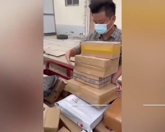 河南一班主任教师节被毕业生“礼物轰炸”，收150多个快递：有人毕业十多年