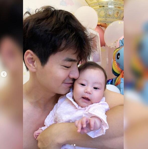 杨怡罗仲谦结婚:杨怡发文庆与罗仲谦结婚四周年，两人街头热吻照首曝光甜炸屏