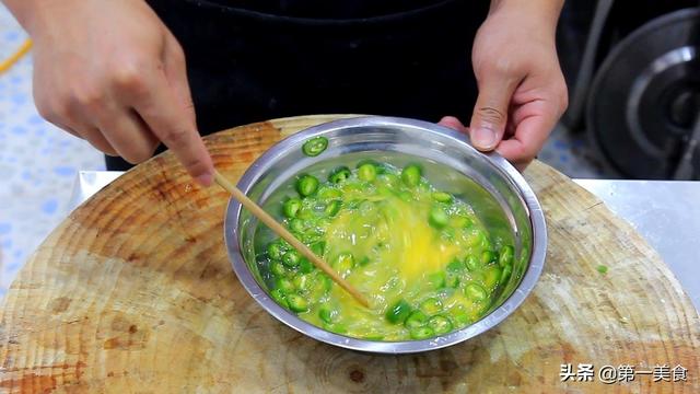 廚師長教你做尖椒跑蛋，雞蛋裹在尖椒上，不鬆散不夾生 美食頻道 第5张