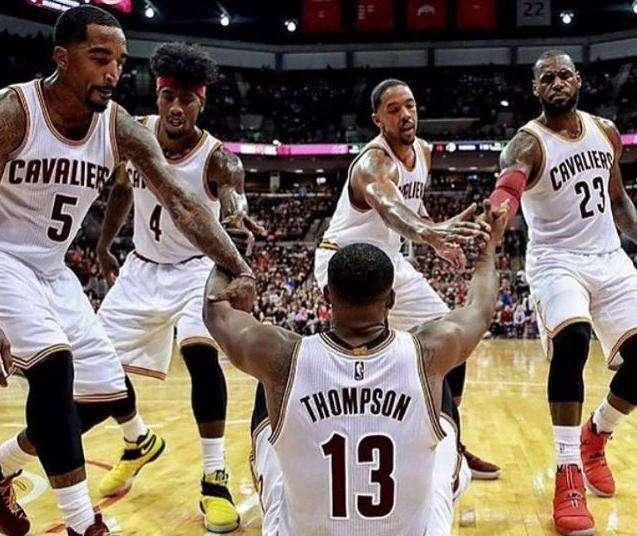 nba哪些球星有戴護踝（NBA小細節蘊含大智慧：扶隊友起來學問多，擊掌也包含科學道理）