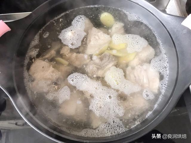 家常排骨汤