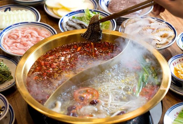 重庆女鞋工，因创业断过7次腿，却打造出2张城市名片，为啥这么牛