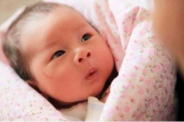 宝宝爱抓脸甚至把脸抓花，为何下手这么“狠”？原来暗示挺多问题