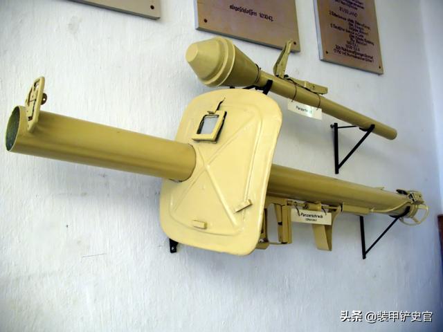 的巴祖卡式火箭筒(曾在1942年供应给苏军)的启发而研制出来的铁拳