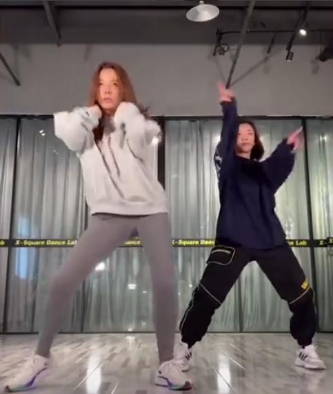 打底跳舞（跳舞打底短裤女）