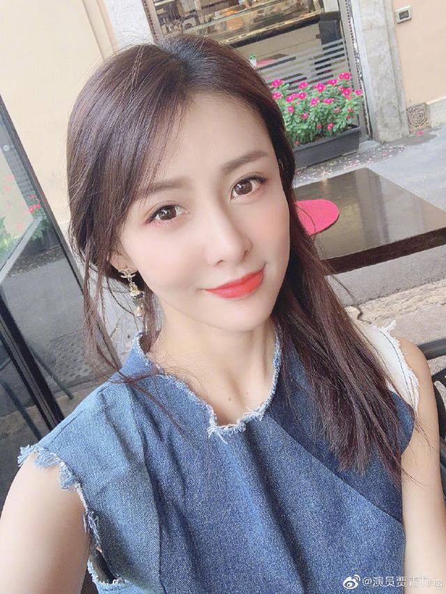 虽然贾青在娱乐圈一直不温不火,但是她的生活条件可比某些一线明星