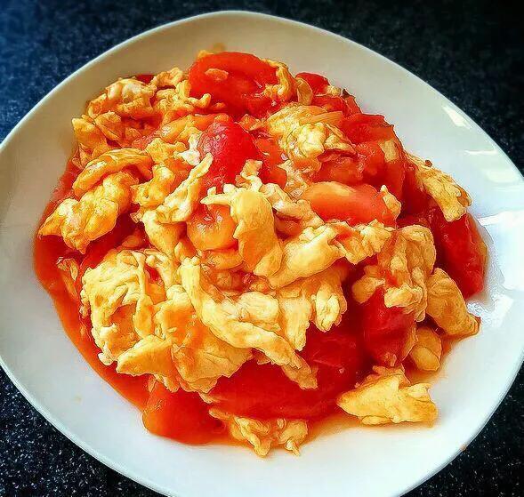 西红柿炒鸡蛋品尝美味后的感受(难忘的第一次做饭西红柿炒鸡蛋)