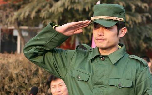 在2012年伦敦奥林匹克运动会上夺得了亚军后,林丹的军衔也获得了提高