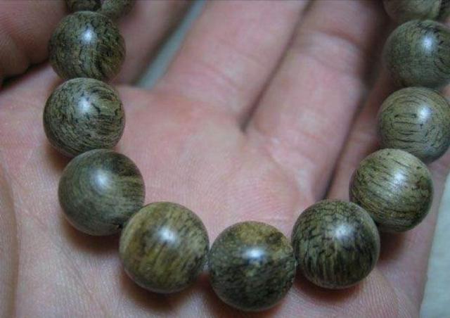 绿奇楠盛产地位越南,因其香味清甜带有丝丝凉味,又