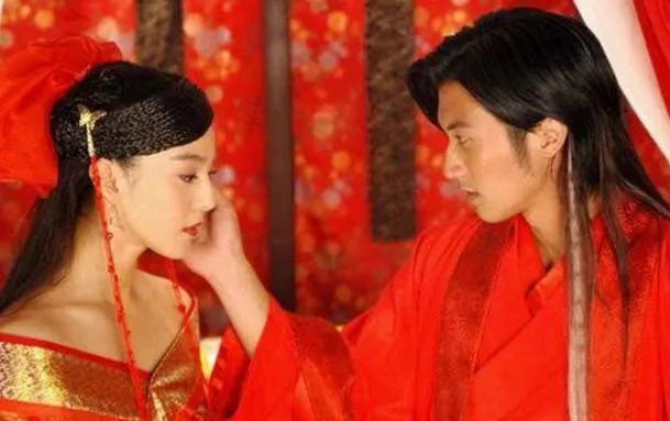 二段感情:2001年承认与韩青的恋情.第一段感情:初恋男--李解.