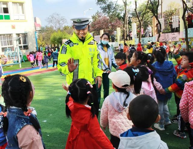 “守护天使乐趣童蒙”携手指导教官带孩子们学习更多安全小知识