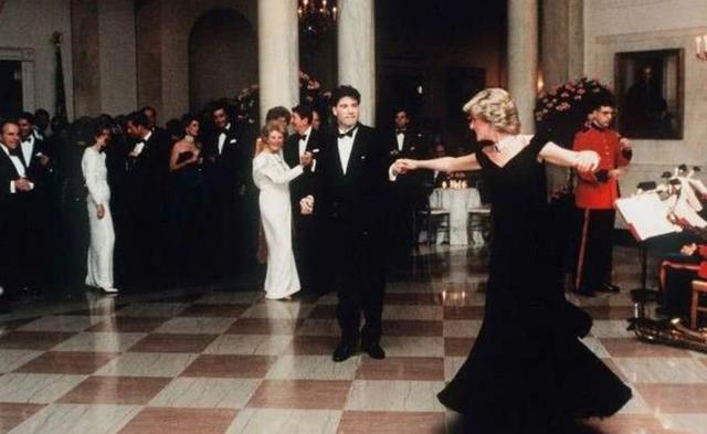 戴安娜卡米拉和查尔斯的故事（查尔斯双标）