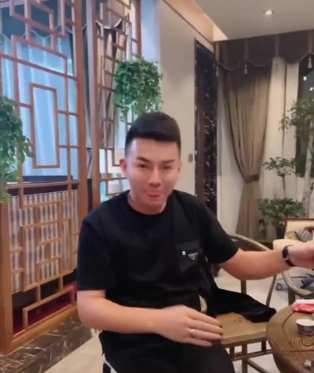 宋小宝妻子:宋小宝娇妻罕出镜，怀中神秘小孩被疑是三胎？身后豪宅奢华似皇宫