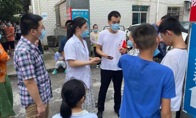 让党旗在疫苗接种一线高高飘扬