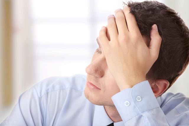 “抑郁症”前期，多半会有3种“现象”，若你身边有，记得抱抱她