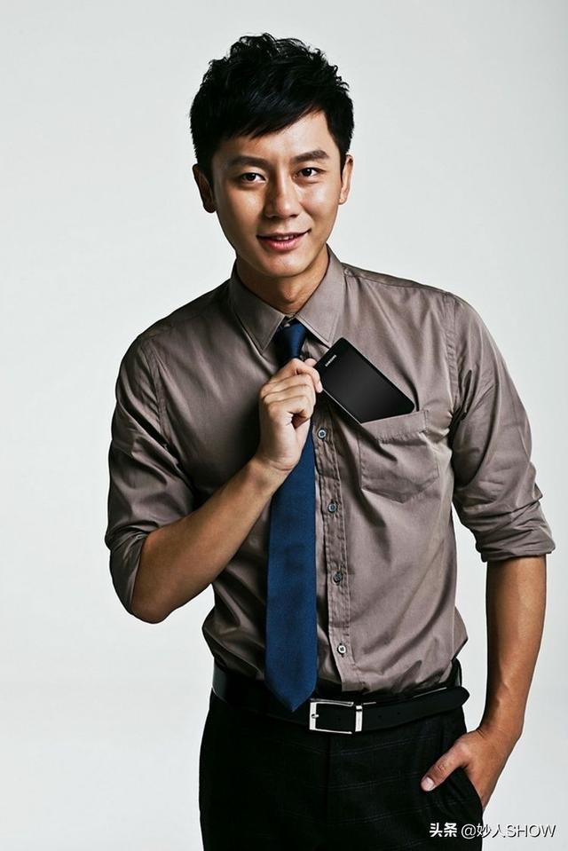 李晨的学历不出众,外貌身高也都是中规中矩,不算是特别出挑,想要爆红