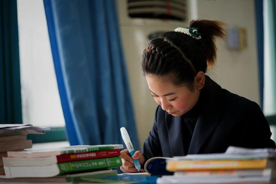 杭州幼儿园老师年薪30万，网友说都这样了老师就别“叫穷”了