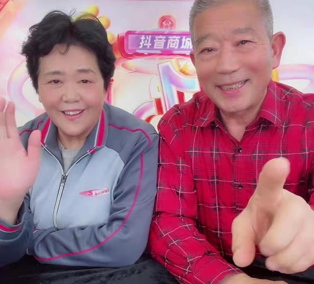 67岁生宝宝：爸爸再次直播，被人质疑用孩子赚钱，应该多陪孩子