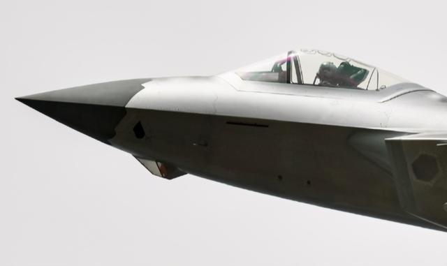 美军高官透露歼-20曾与F-35近距离接触，歼-20能否压制F-35战机？