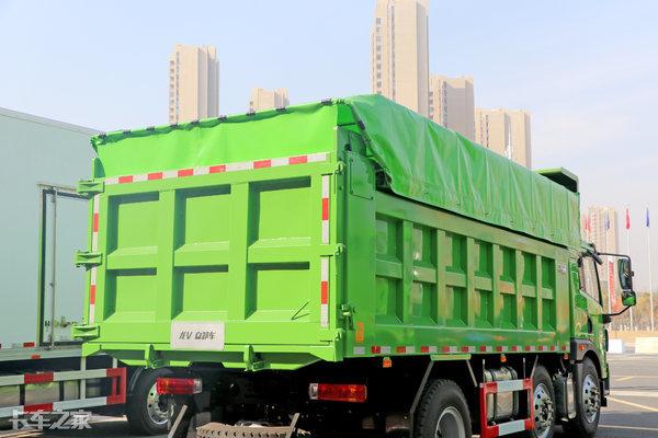 拉砂石料自卸车