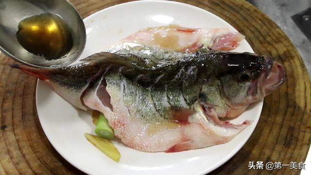 清蒸鲈鱼做法（1分钟就可以学会的无水蒸鲈鱼）(3)