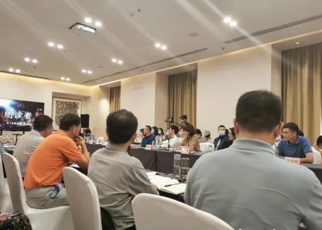 央视一姐董卿高调现身！新发型温柔感藏不住哪像快50，随便拍都美