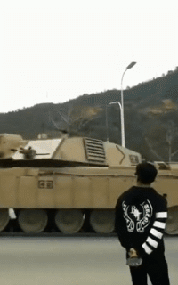 搞笑的GIF动图：见识到了！坦克都能起飞了！