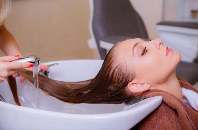 浙江一女子坚持用盐和醋洗头，2个月后，她的头发怎么样了？