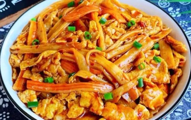 家里有不爱吃鸡蛋的宝宝，你给她这么做，一盘不够吃