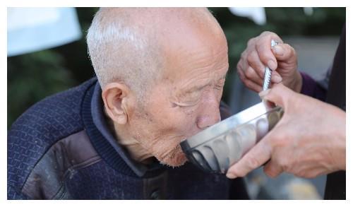 自古以来人们都追求长寿，但是我觉得老人还是不要活的太久