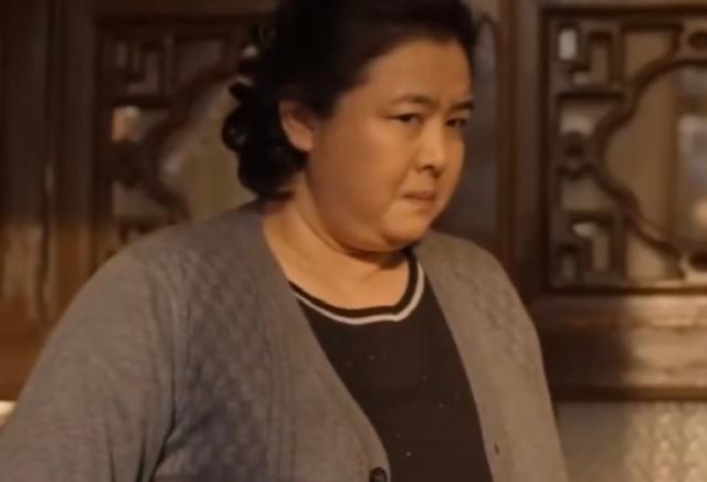 《乔家的儿女》曲阿英结局：赖在老屋不走，乔一成一句话让她搬走