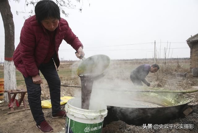 农民用石灰和硫磺熬制一种农药，专杀桃树上的白蚧虫，看看啥情况6