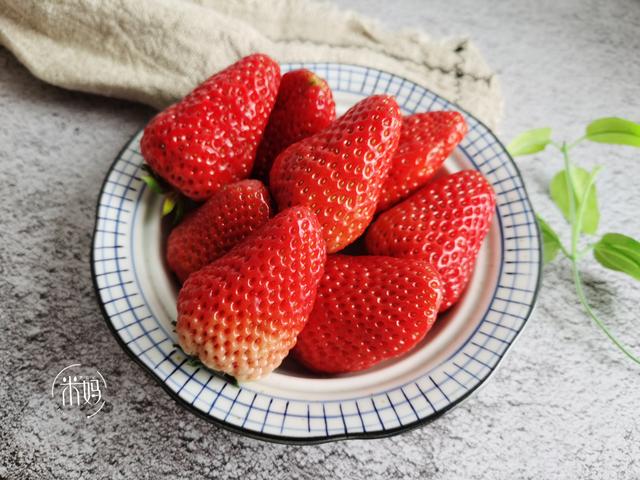 草莓可以用小苏打洗吗（草莓可以用小苏打水泡吗）