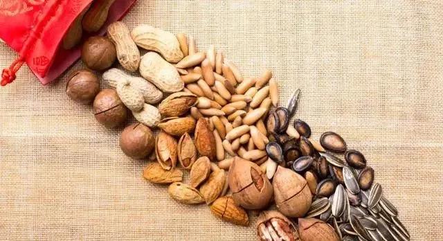 适合糖尿病人吃的5种坚果，每天吃一点点，对血糖好